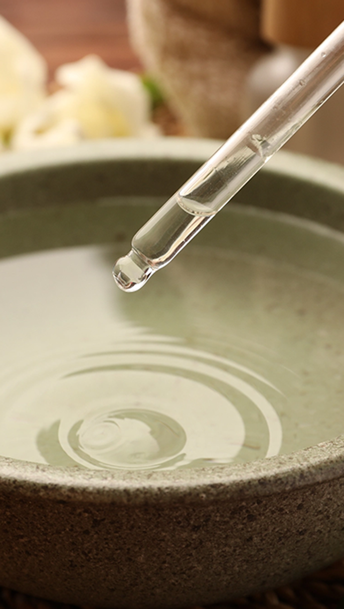 Detaliu macro picătură de ulei CBD.