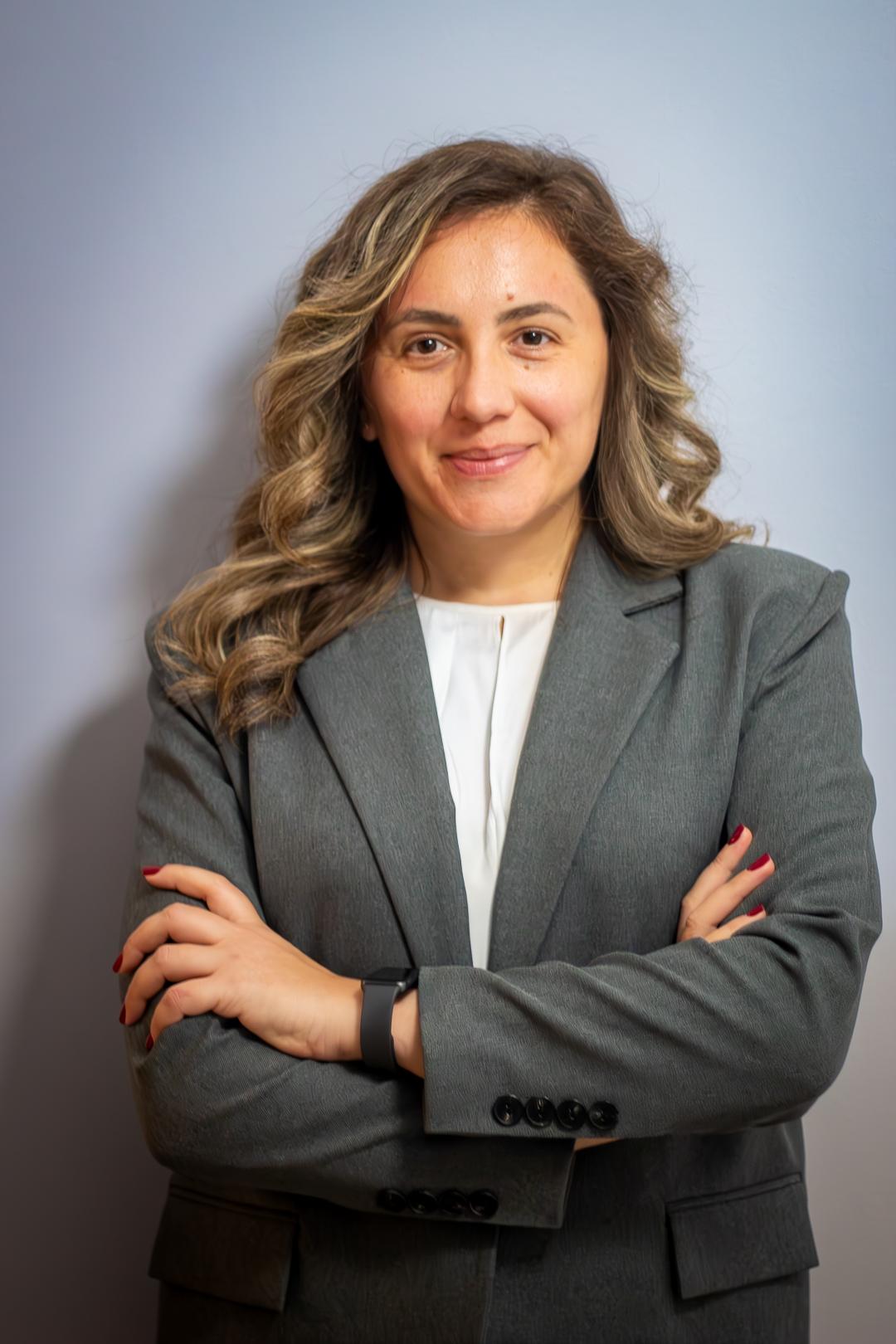 Portret femeie antreprenor zâmbind, reflectând încrederea în calitatea produselor CBD.