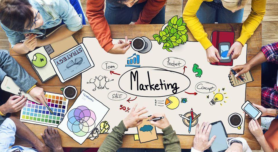 Echipă la birou discutând strategii de marketing, utilizare CBD pentru concentrare și claritate mentală.