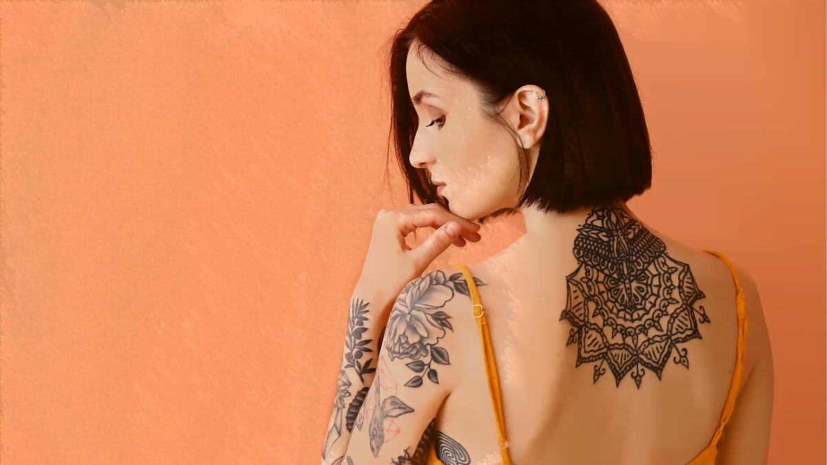 Femeie tânără cu tatuaje prezentând un stil de viață alternativ (imagine lifestyle).