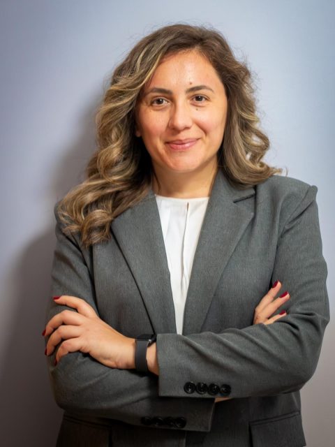 Portret femeie antreprenor zâmbind, reflectând încrederea în calitatea produselor CBD.