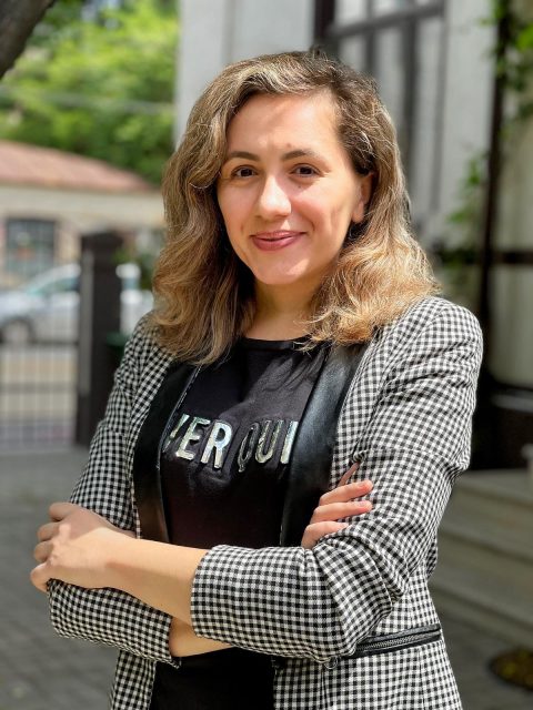 Povestea Mea Femeie zâmbind în aer liber, imagine de lifestyle și vitalitate cu CBD